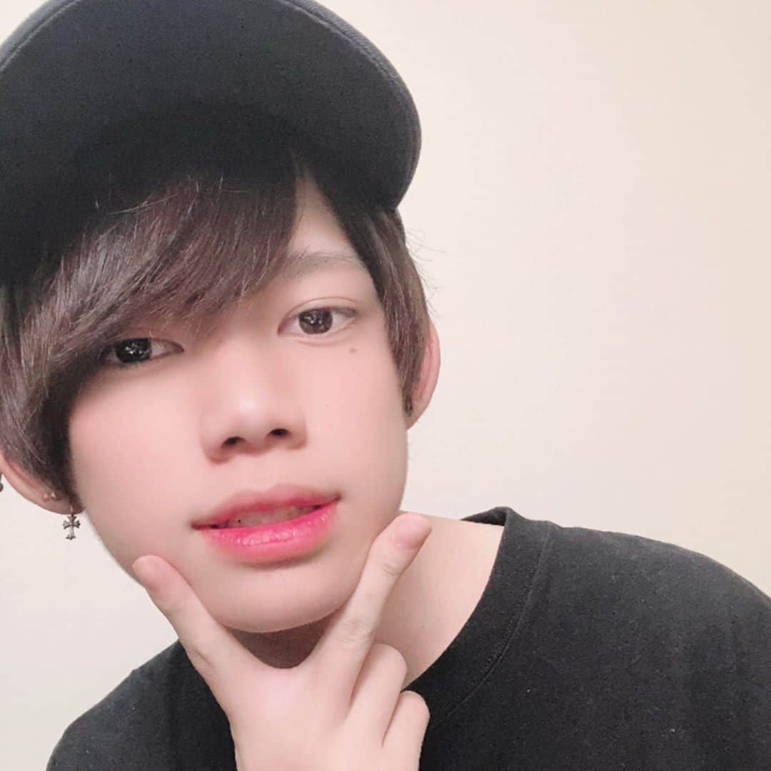 ゆうじのインスタグラム：「最近ずっと帽子かぶってる〜 #ゆうじ」