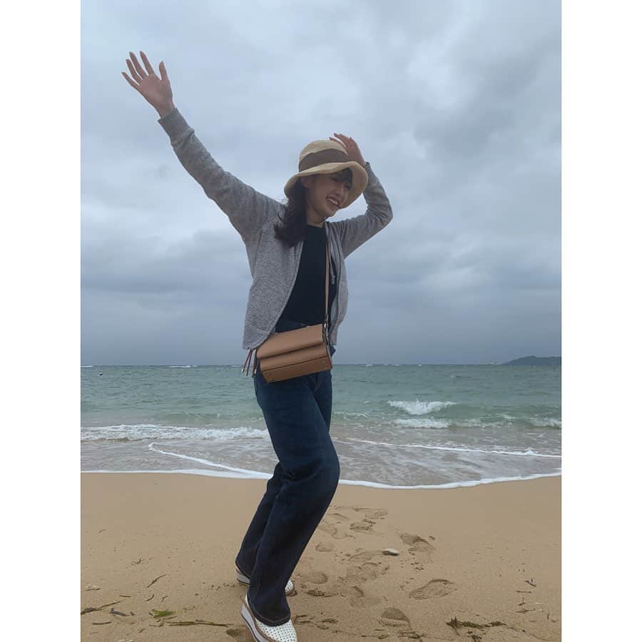 高野桃子さんのインスタグラム写真 - (高野桃子Instagram)「海行きたいー🐳🐚⛱👒ってもれなく思っちゃいますよなぁ 風に吹かれた思い出スタグラム  今だったら時差投稿許されますよね  寒くて仕方なく浜辺で即興ダンスしたんだけど私のダンス異常なほどダサい . . .  #石垣島  #寒かった #びっくりした #寒い沖縄もすき #思い出スタグラム」5月15日 22時41分 - takano_sd