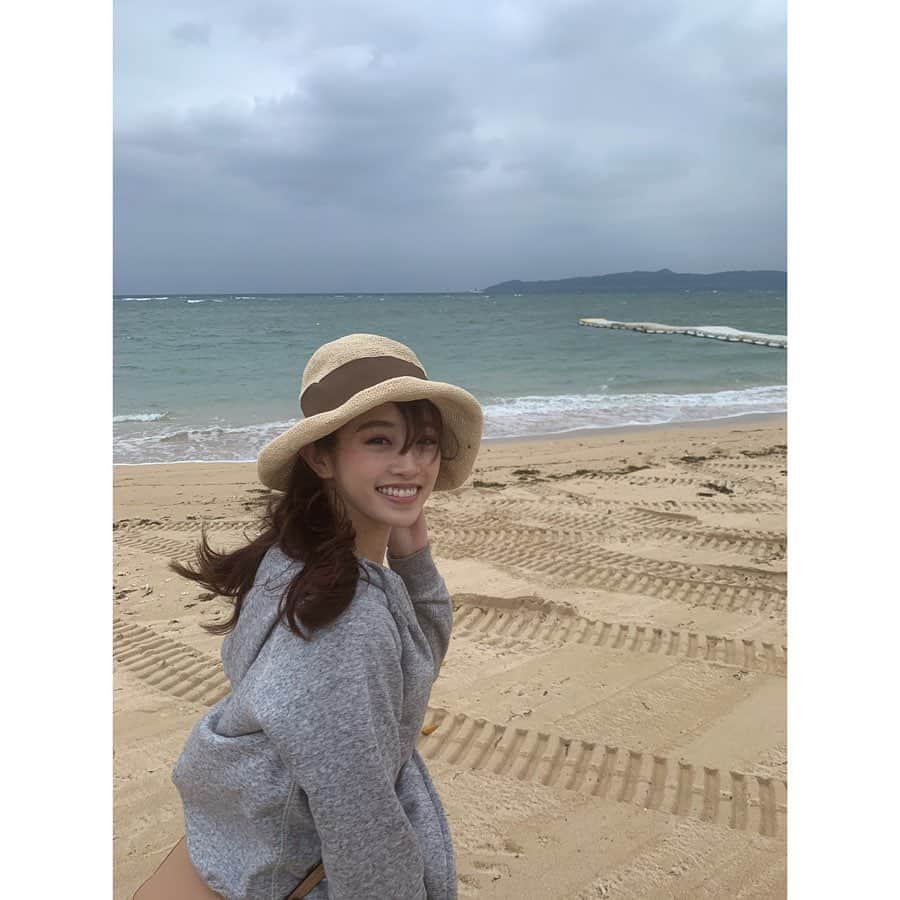 高野桃子さんのインスタグラム写真 - (高野桃子Instagram)「海行きたいー🐳🐚⛱👒ってもれなく思っちゃいますよなぁ 風に吹かれた思い出スタグラム  今だったら時差投稿許されますよね  寒くて仕方なく浜辺で即興ダンスしたんだけど私のダンス異常なほどダサい . . .  #石垣島  #寒かった #びっくりした #寒い沖縄もすき #思い出スタグラム」5月15日 22時41分 - takano_sd