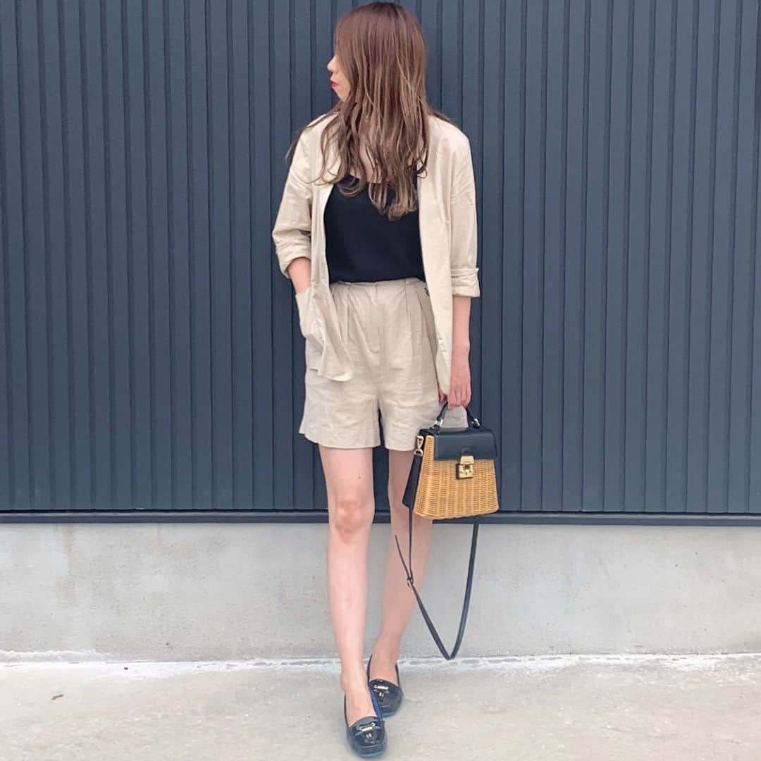ryuu79hinaのインスタグラム：「#ootd ♥︎︎ ・ ・ セットアップ風コーデ 今日は暑くて生脚解禁🧡 ・ ・ jacket・#gu 👕・#marjour 👖・#lavishgate 👜・#amerivintage ━━━━━━━━━━━━━━━」