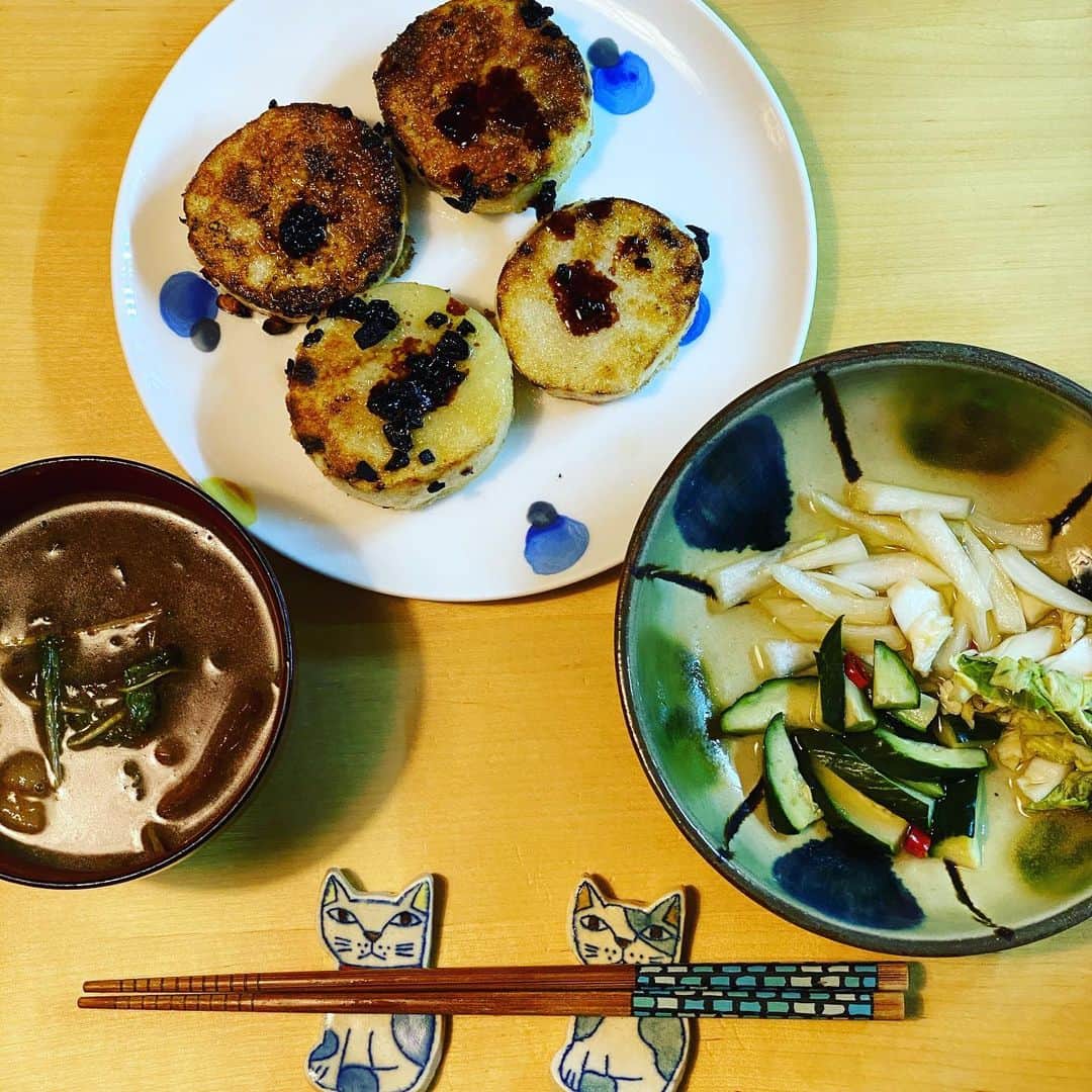 ただすけのインスタグラム：「今晩は昨日気付かなかった残り物スペシャル。 山芋揚げて焦がし醤油と共に。 漬かりすぎたピクルスと、元々味噌汁だった何か。  美味しいけど、偶然が多過ぎて再現出来ないw」