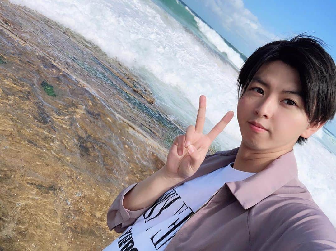 HIROKIのインスタグラム：「金曜日だね！🌙 みんな学校やお仕事一週間頑張ってえらい〜！お疲れ様😎 . そろそろ外出たいけど、 今は僕と綺麗な海をみて ちょっと心を休ませて🌊 . . 明日は18時からQyoto6人でのインライやります！ @qyotoofficial みんなみにきてね🎻 . #qyoto #hiroki #violin #stayhome  #sydney #australia #bondi #bondibeach #bondicoastalwalk」