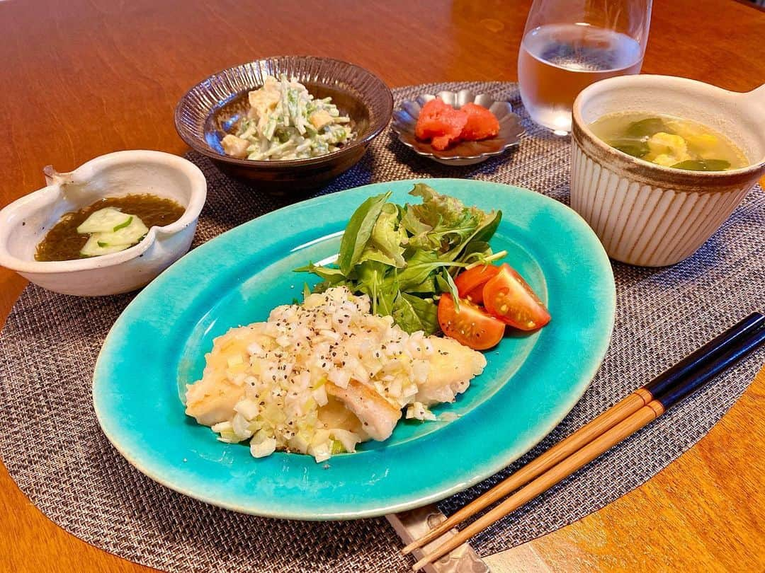 平有紀子のインスタグラム：「晩ごはん🍚 ●ねぎ塩チキン ●ワカメと卵のスープ ●水菜のカリカリお揚げの白和え ●もずく酢 ●明太子 . 白和えはお揚げをカリっとに焼いてから和えたから食感が楽しい♡ . . さて今日は虹プ🌈も韓ドラのザ・キングも更新される待ちに待った金曜日🥺 . どちらを先に見ようかな💗 . . #晩ごはん #晩ごはん記録 #お家ごはん #今日の晩御飯 #よるごはん記録 #chilewich #awabiware #信楽焼 #ネギ塩チキン #白和え #ワカメスープ」