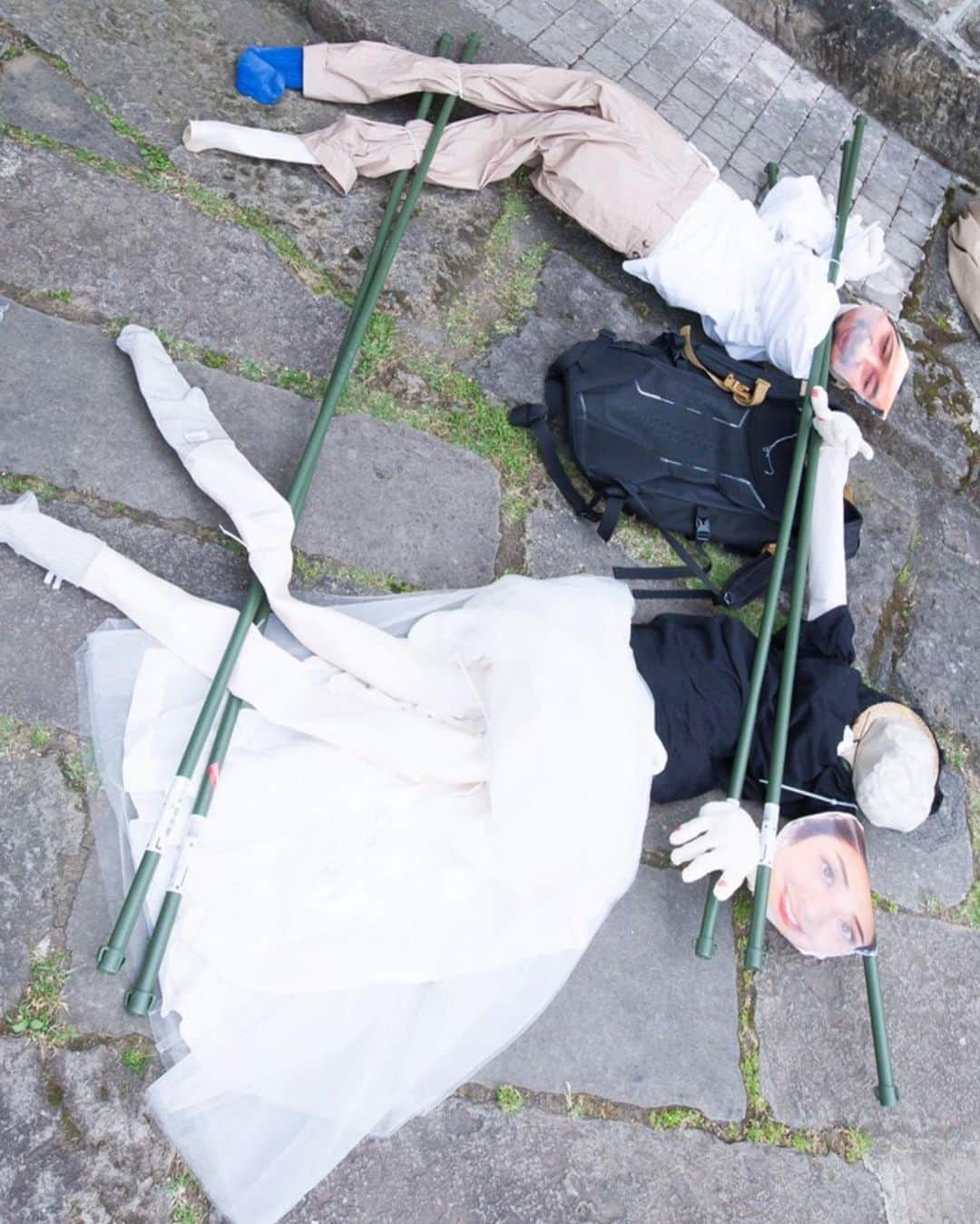 濱中鮎子のインスタグラム：「私の結婚式の思い出は、大体これです。  サカナクションみたいにキレッキレに踊る予定でいてくれたあの人に感謝です。  この写真は踊る前。  花嫁の脳みそ飛び出てますね。  #棒ダンス #クオリティが #むしろ芸術的 #5月15日 #何年前だっけな笑」