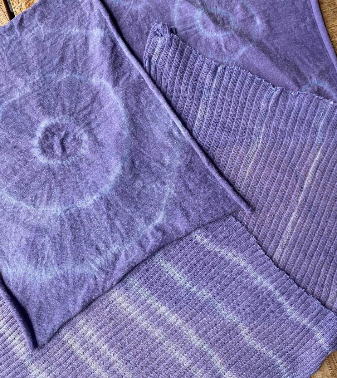 ポーリーヌ・オアロのインスタグラム：「In my search of materials I tried dyeing @circulose. Love how it turned out !!🌀 #repost @circulose It's estimated that about 20% of all the industrial water pollution in the world comes from treatment and dyeing of textiles. We believe that’s about 20% too much. Instead, we had our friend @paulinehoarau dye some fabric made from Circulose® using only red cabbage. And it turned out pretty great. 💙」