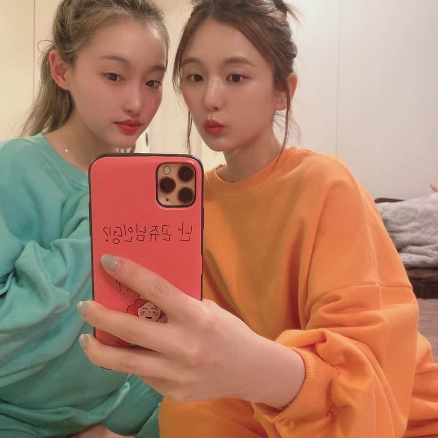 ひよんのインスタグラム：「🌼👖 ㅤㅤㅤㅤㅤㅤㅤㅤㅤㅤㅤㅤㅤ ハッピーカラースウェットセットアップ🥰💋 オレンジがひよん的にすき🧡 ㅤㅤㅤㅤㅤㅤㅤㅤㅤㅤㅤㅤㅤ #9unq #9unqstyle #9unqコーデ #꾸안꾸 #クアンク #ひよん」