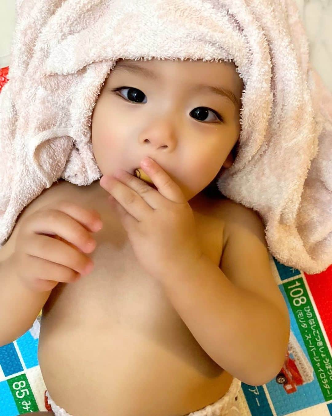 Momoeのインスタグラム：「お風呂上がりのみよを撮るのが パパの趣味。笑 そしてアンパンマンのおもちゃを食うのが みよの趣味。笑 . . #happy #家事 #育児 #family #家族 #boy #smile #男の子 #息子 #code #love #lucky #kids #子供 #thankyou #宝物 #ベビー #fashion #follow #boy #パパ #ママ #家族写真 #男の子ママ #赤ちゃん写真 #photo #子育て #1歳 #flower」