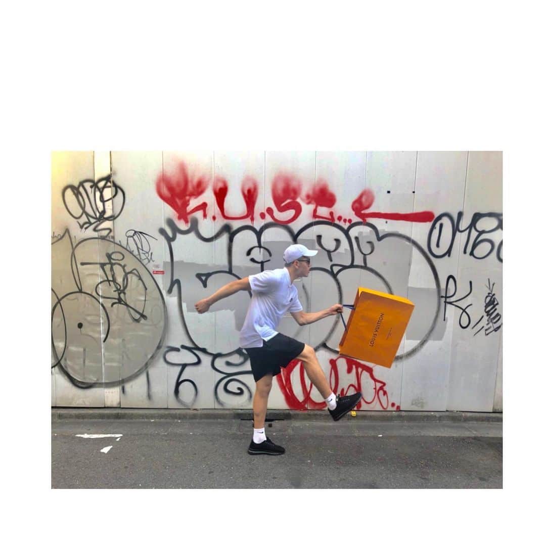ベンドラメ礼生のインスタグラム：「2020.05.16 . . . 買い物に行きたい。 #louisvuitton が好き。 イニシャルが同じだから。」