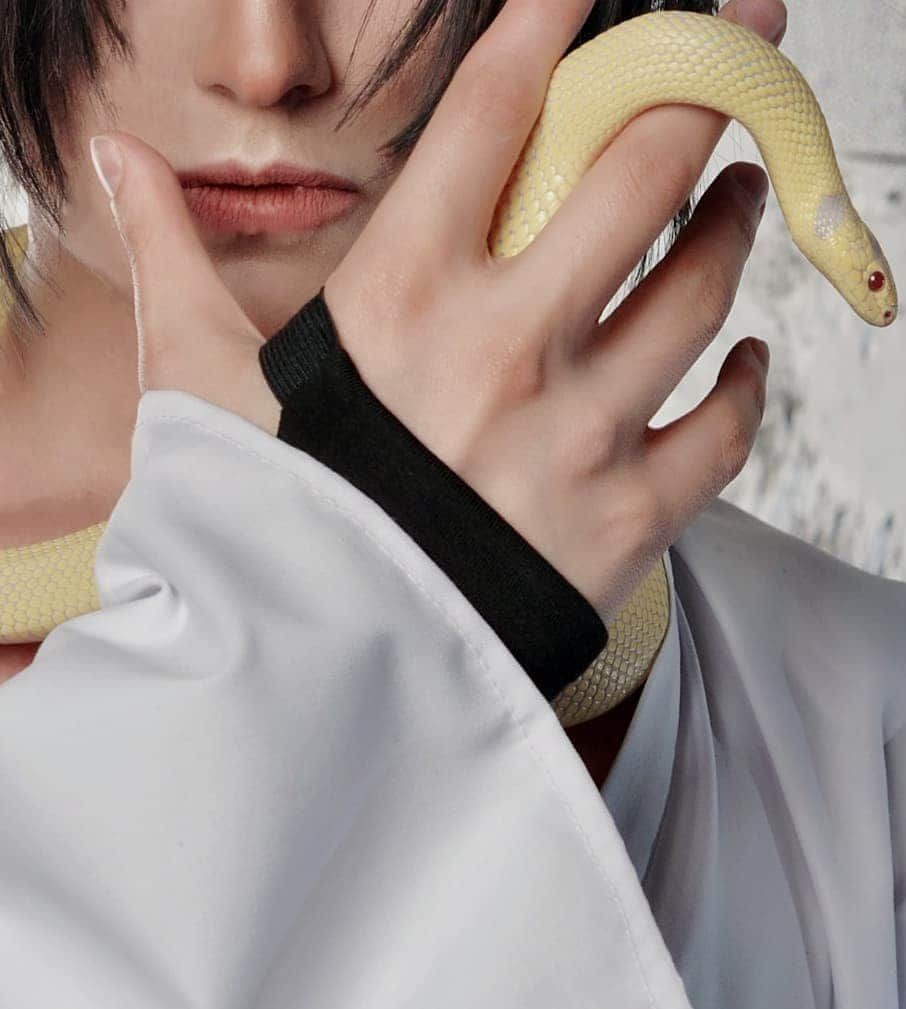 Gesha Petrovichさんのインスタグラム写真 - (Gesha PetrovichInstagram)「🐍Sasuke Uchiha🐍 And smol snaaak friend 🐍 With Help and inspiration from @xiao_diva 💕 her arts talent just bomb💣😍 Ph @kira_rayne.ph Ed Mr. MEI Wig @geshacos  More photos on P❤️treon, subscribe 😚 Hope you guys doing well 💕」5月15日 22時59分 - petrovichgesha