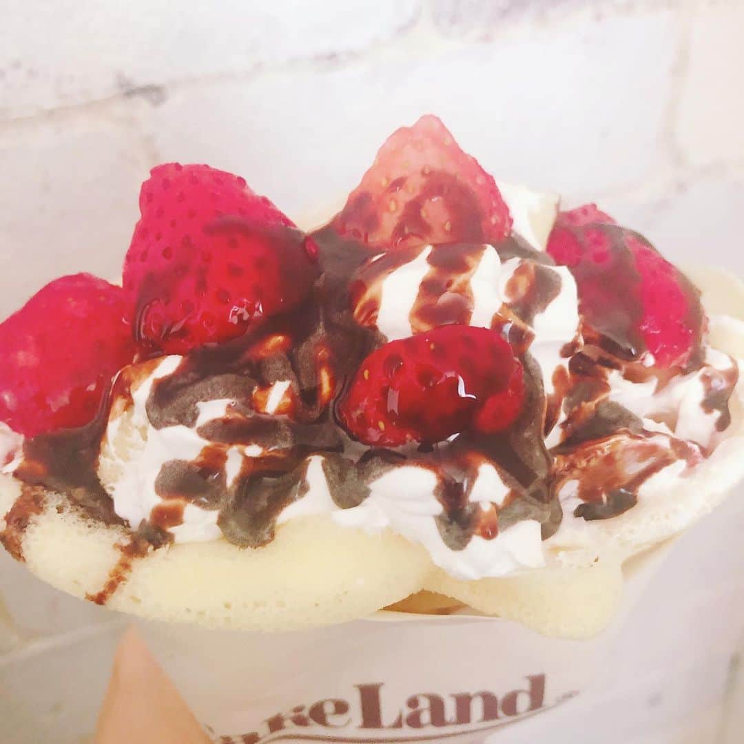 ぽこのインスタグラム：「おうちクレープにハマりすぎて2日に1回は作ってる😂 店で頼むよりチョコとか多めにできるから好き。 🍓✨ #stayhome  #クレープ #イチゴバナナチョコ #おうち時間  #手作りクレープ」