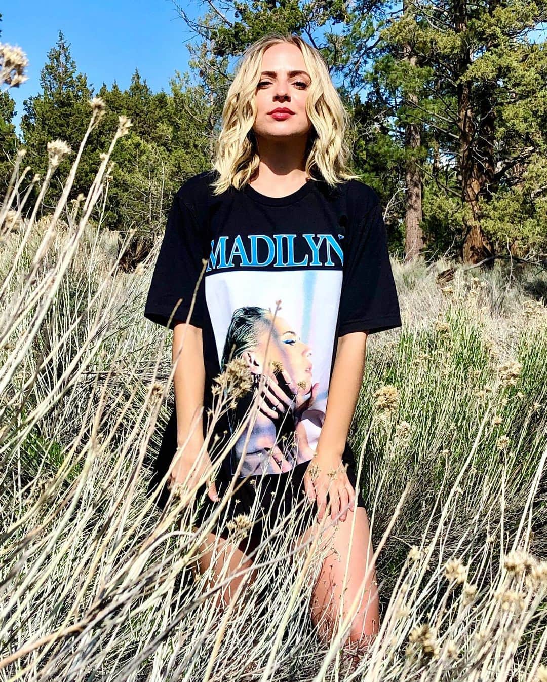 マディリン・ベイリーさんのインスタグラム写真 - (マディリン・ベイリーInstagram)「Great news!! You can now get my face on a T shirt... YOU’RE WELCOME.  honestly it’s the coolest.  Link in bio.  Also, 50% off on Red Ribbon merch to celebrate the song being over a year old!!!」5月15日 23時12分 - madilynbailey