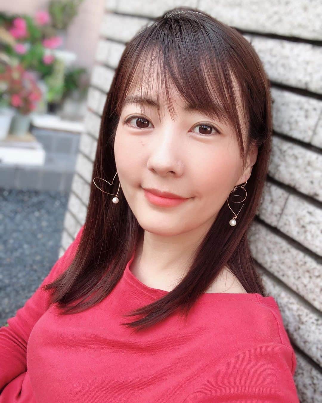 うえむらちかのインスタグラム：「リモート会議や配信が増えると、顔が映る機会が多くなったので﻿ 新しいピアスを新調しました✨﻿ ﻿ ♥️﻿ ハンドメイドの﻿ 淡水パール14kgfハートフルピアス﻿ ﻿ ハンドメイドマルシェ『jolie marché』﻿ @hugpink8 さんの作品﻿ ﻿ グリッタータイプの14kgfワイヤーを使用した立体的なハート型のピアスで﻿ ﻿ 見る角度にっよてハートや曇のような形に見えるのがお気に入り☁️😍﻿ ﻿ 揺れると可愛いし、手作りのピアスっていうのが﻿ 自分だけの特別感があって、また良いですよね✨﻿ ﻿ ﻿ ハンドメイドマルシェ『joliermarche』の作品は﻿ #ららテラス 武蔵小杉店でも見れるみたいなので﻿ 色々落ち着いたらゆっくり見に行きたいな〜✨﻿ ﻿ #ハンドメイド #ハンドメイドアクセサリー﻿ #joliermarche #accessory #ハートピアス﻿ #Handmade #ピアス #パールピアス #ハンドメイド好きさんと繋がりたい #ピアスハンドメイド」