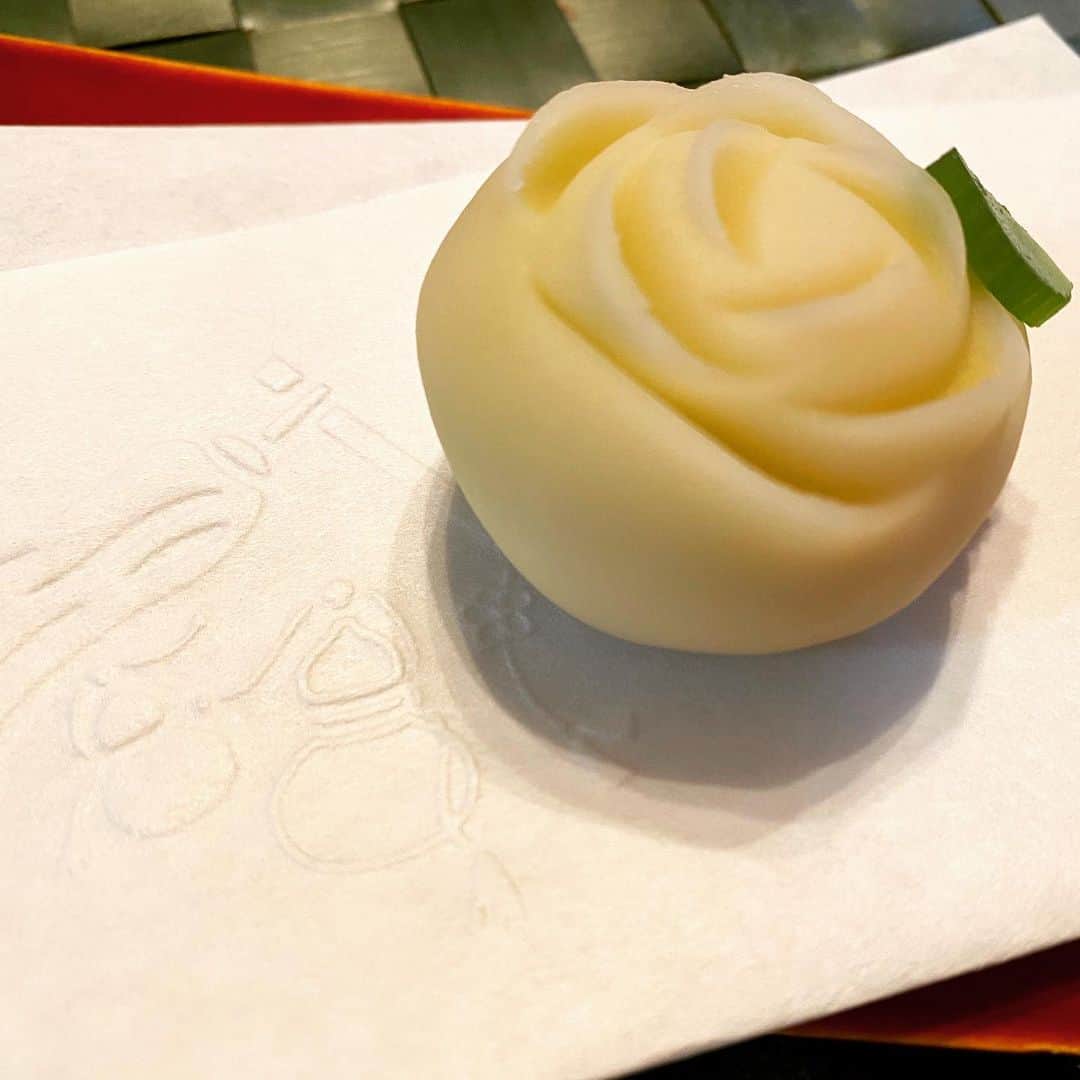 牛窪万里子さんのインスタグラム写真 - (牛窪万里子Instagram)「和菓子屋さんを覗いたら、バラの生菓子🌹がありました。季節を味わって。懐紙は厄晴れに瓢箪の模様で。  #和菓子 #薔薇 #バラ Japanesestyle」5月15日 23時15分 - mariko_ushikubo
