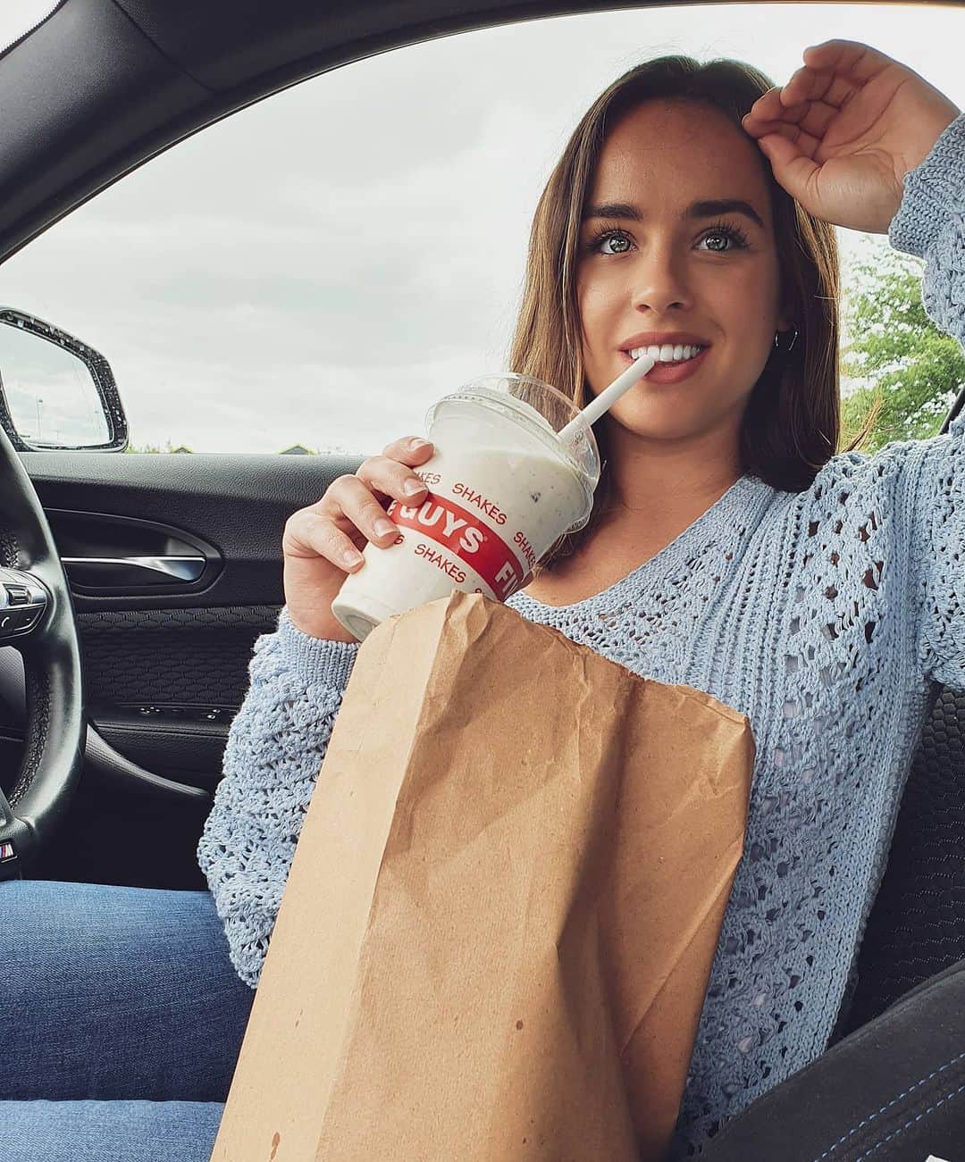 ジョージア・メイ・フットのインスタグラム：「Brb. About to have a foodgasm 🍔🍟」