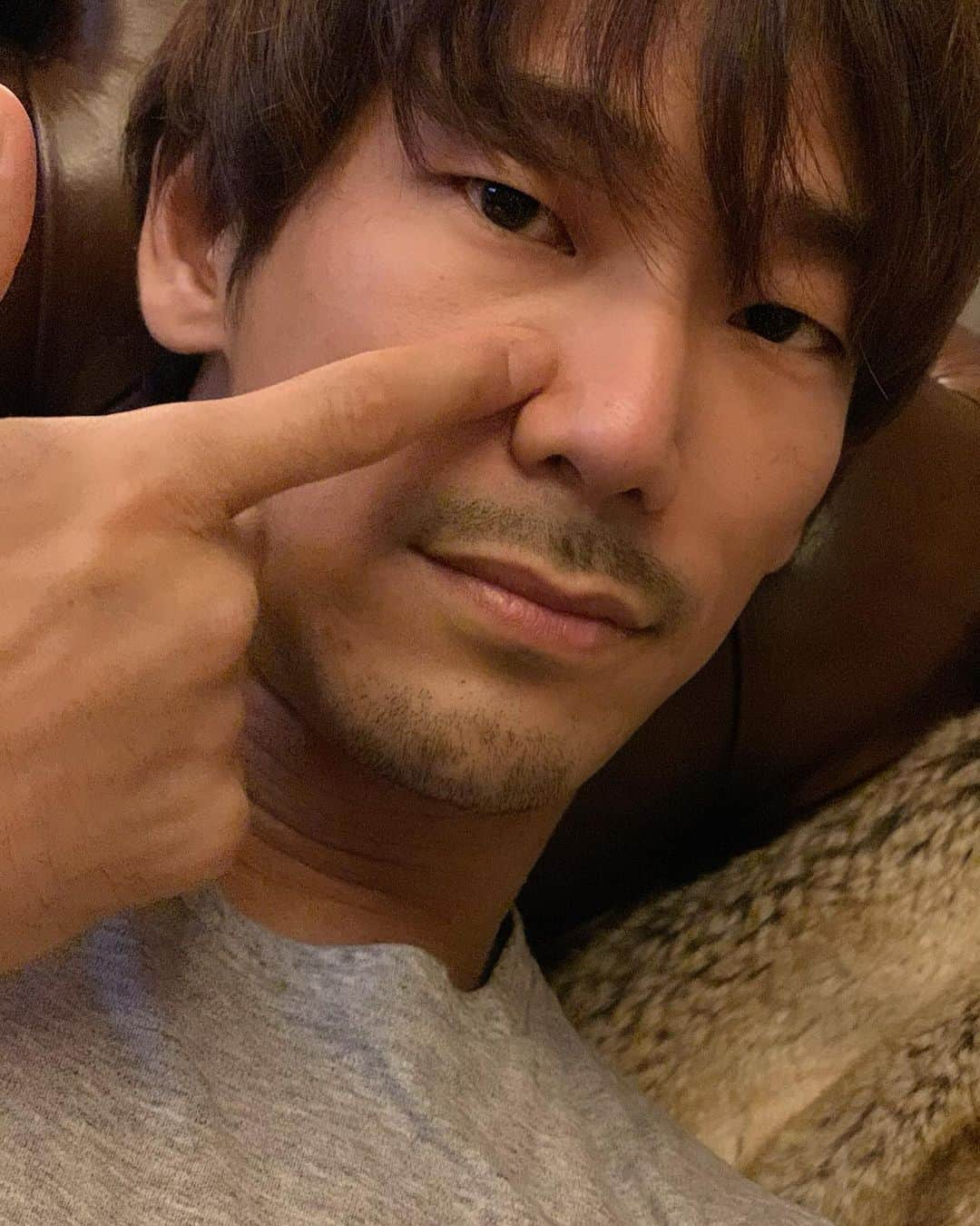 小林直己さんのインスタグラム写真 - (小林直己Instagram)「おやすみ🌙  って写真🤳  Good night✨ Selfie before going to sleep.  #EXILE#三代目JSOULBROTHERS#三代目JSOULBROTHERSfromEXILETRIBE#三代目JSB#三代目#3jsb#Idh#小林直己#直己#NaokiKobayashi#stayhome#うちで過ごそう#selfie  #なんとなく#自撮り#したら#謎のポーズしてしまった#どこを指差してるんだろう#彼氏が寝そうなうにつかっていいよ#😴」5月15日 23時17分 - naokikobayashi_works