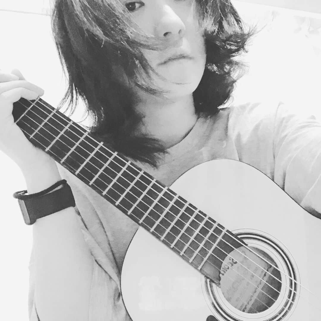 森永理科のインスタグラム：「今日はギターに少し触ってました。いうてもどへたくそ。そしてミニギター。 指いたいやー。」