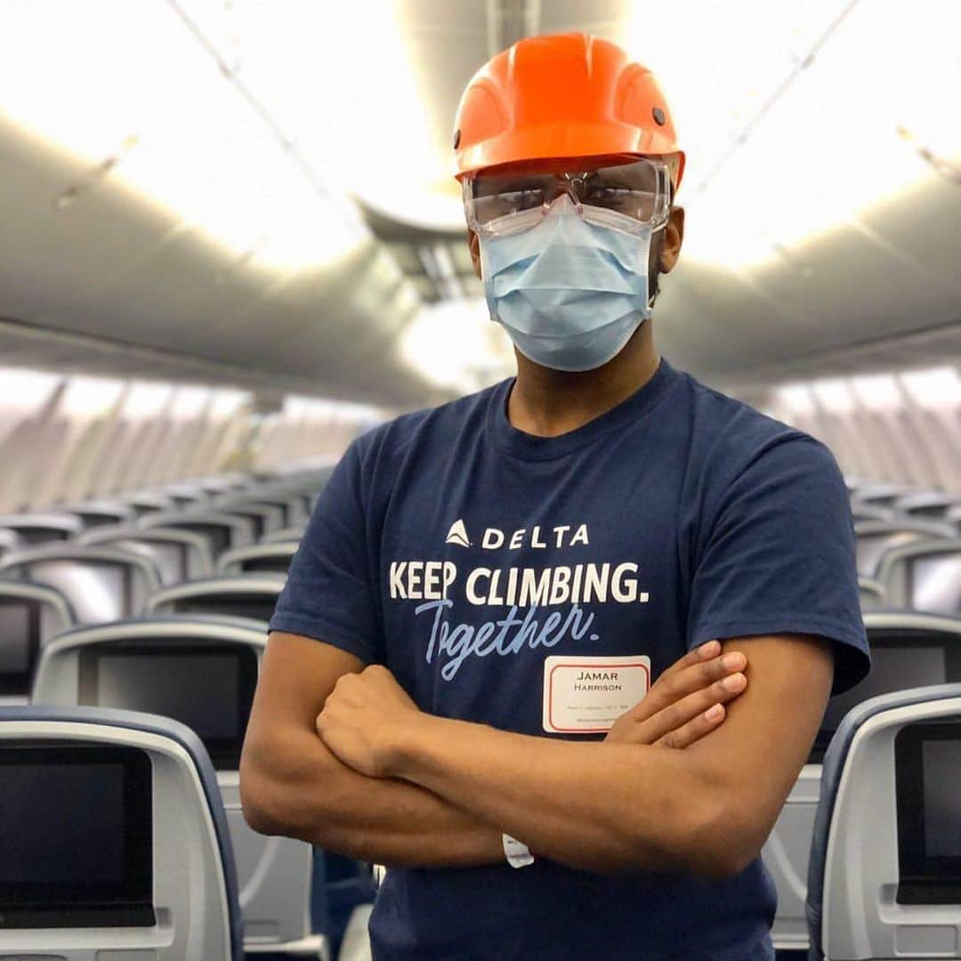 デルタ航空さんのインスタグラム写真 - (デルタ航空Instagram)「"Jets need love too — today I volunteered to help deep clean & sterilize one of our Delta planes. We bathed her & performed a top-to-bottom interior cleaning to ensure she’s ready for our customers when they are ready for us. ✈️ #DeltaProud"⁣ ⁣ Photo: Jamar H. - Network Planning MBA Associate, #ATL」5月15日 23時24分 - delta