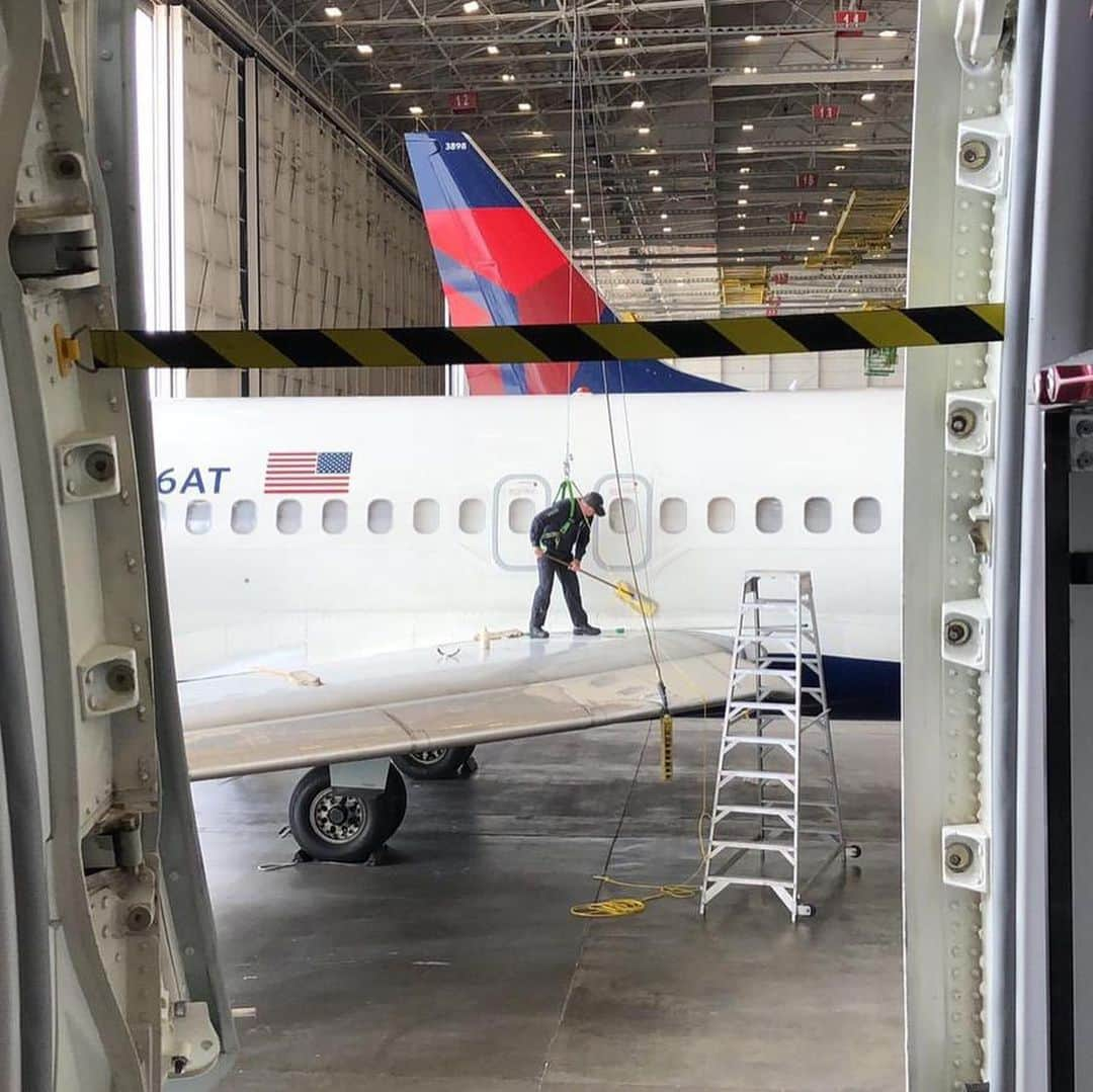 デルタ航空さんのインスタグラム写真 - (デルタ航空Instagram)「"Jets need love too — today I volunteered to help deep clean & sterilize one of our Delta planes. We bathed her & performed a top-to-bottom interior cleaning to ensure she’s ready for our customers when they are ready for us. ✈️ #DeltaProud"⁣ ⁣ Photo: Jamar H. - Network Planning MBA Associate, #ATL」5月15日 23時24分 - delta