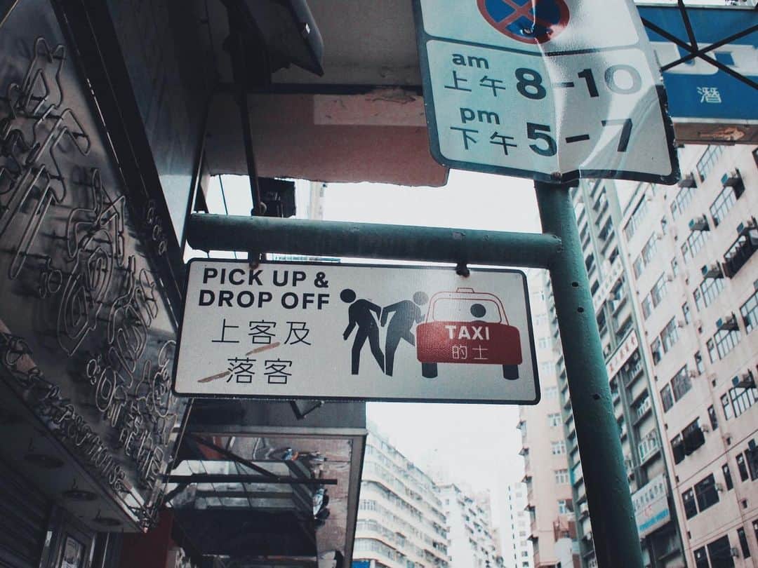 sunday_722のインスタグラム：「*﻿ *﻿ TAXI🖐🚖 ﻿ 2010年の写真から﻿ *﻿ *﻿ #的士﻿ #SPHKCollective﻿ #tv_pointofview﻿ #awersomehongkong﻿ #samewheremagazine﻿ #jj_mobilephotography﻿ #unlimitedhongkong﻿ #streetclassics﻿ #reframinghk﻿ #香港中毒﻿ #capturehongkong﻿ #zolimahongkong﻿ #allabouthongkong﻿ #discoverhongkong﻿ #waytohk_sunday_722﻿ #hongkonginstagram ﻿ #everydayhongkong﻿ #visualhongkong ﻿ #explorehongkong ﻿ #storyofthestreet」