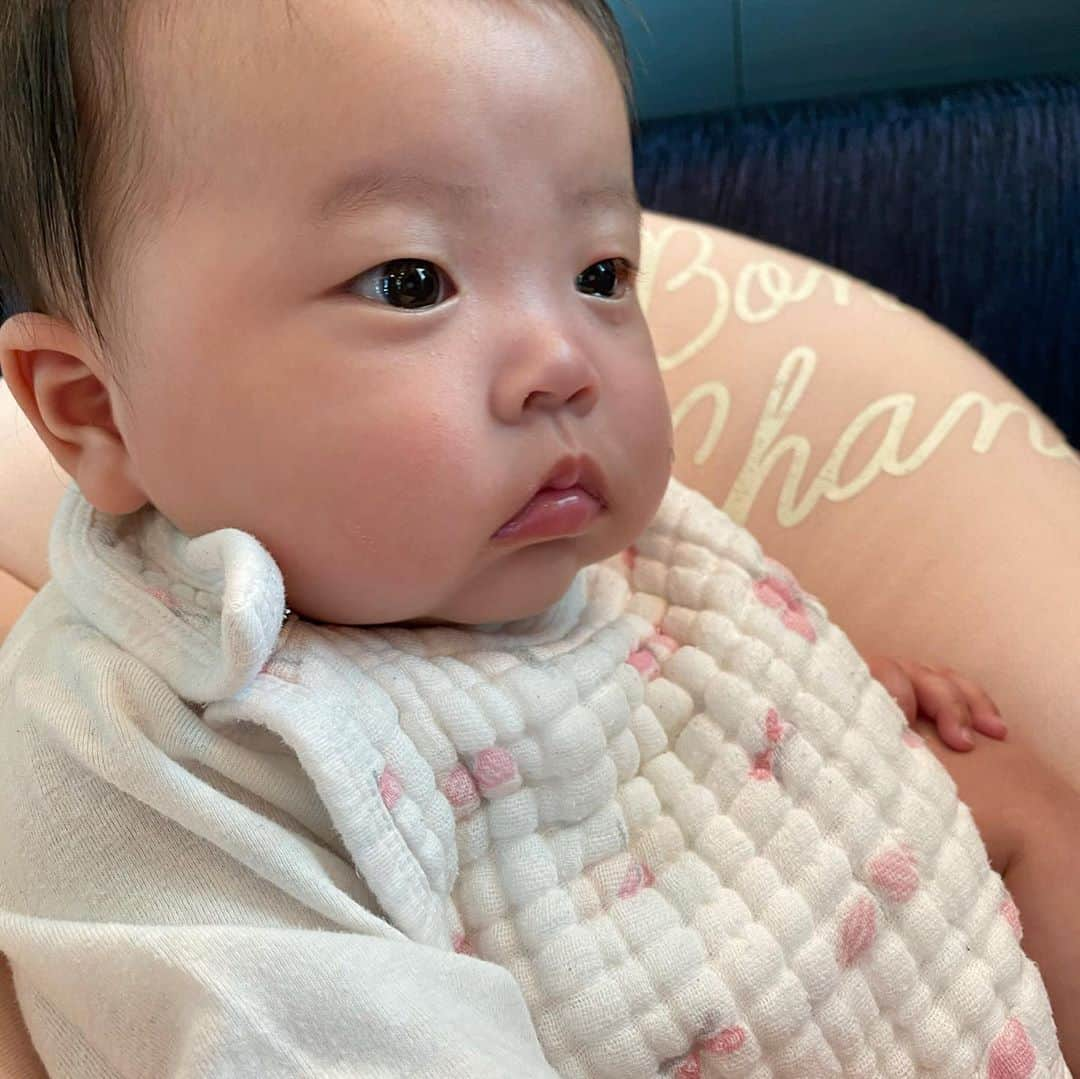 磯部奈央さんのインスタグラム写真 - (磯部奈央Instagram)「生後5ヶ月🧸 . 色々ぱんぱん…笑 生後5ヶ月になった日に撮った写真📸 . 3枚目からは、生後4ヶ月〜5ヶ月になるまでの思い出写真や動画をピックしてみました☺️（ストーリーにUPしたものだけど…） . あと、この１ヶ月の変化をまとめてみました❤️ . ☑︎ ミルク160〜180mlを4時間おきくらい . ☑︎4ヶ月過ぎから後半あたりまで、8時間くらい寝てくれていたのが、最近は6時間程度の睡眠になった （たまに9時間くらい寝てくれる日もあるけど） . ☑︎大きな声で「あーあー」とシャウトする（自分の大きな声にびっくりして泣いてた🤣） . ☑︎5ヶ月を迎えた日から、寝返りが止まらない . ☑︎硬いものをカミカミするようになった ☑︎よく見てみたら左下の歯が少しだけ見えてきました🦷 . ☑︎大人たちの食事に興味津々。口をパクパクさせる ☑︎コンビの、４ヶ月頃からはじめる「はじめてストロー」の練習スタート . ☑︎寝るときにたくさん汗をかくように . ☑︎麦茶スタート . ☑︎4ヶ月半くらいから、夜泣きしてもひとりで寝てくれるように . . . #令和ベビー #令和元年ベビー #乳児 #赤ちゃん #babygirl #生後5ヶ月 #0歳 #新米ママ #新米ママと繋がりたい #ママと繋がりたい #赤ちゃんのいる暮らし #あかちゃんのいる生活 #ママカメラ部 #ベビスタグラム #ママライフ #女の子ベビー #女の子ママ #親バカ部 #12月生まれ #成長記録 #育児記録 #娘」5月15日 23時27分 - nao_isobe729