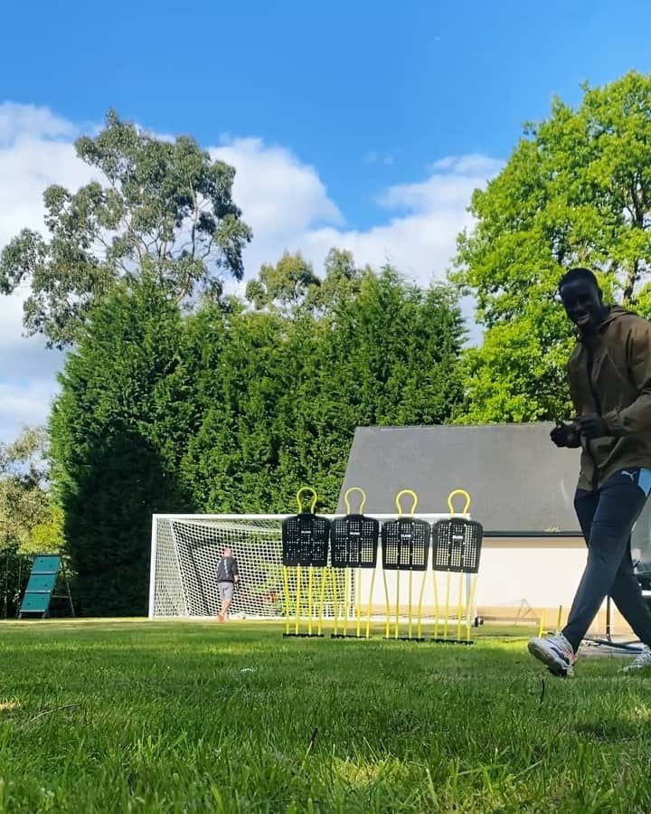 バンジャマン・メンディのインスタグラム：「Lockdown free kick routine 🎯👀 what club want to sign my @chefinho85 ? 😂😂😂」