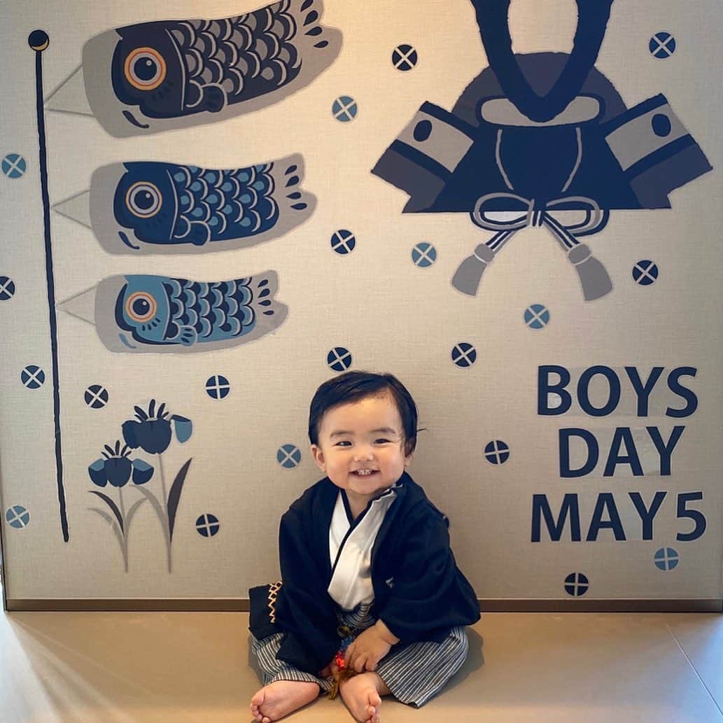 嵜本将光 のインスタグラム：「・ ・ 今年はフォトスタジオも開いていなかったので、妻がシールや衣装を手配して撮ってくれました📸 ・ ・ ・ 息子の和装姿に萌え😁 ・ ・ ・ #子供の日 #初節句 #兜飾り #鯉のぼり #ハンドメイド #babyboy  #kidsfashion  #babyphotography」