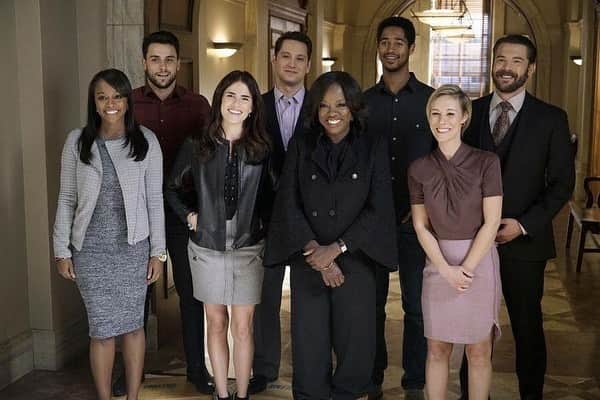 カーラ・ソウザのインスタグラム：「And that’s a wrap 🥺🥰 Thank you to everyone who contributed to the last 6 years of @howtogetawaywithmurder! I’m overwhelmed with emotion to be at the end of this beautiful journey, at the same time, I’m also eternally grateful to have brought Laurel Castillo to life ❤️ Thank you @petenowalk, @shondarhimes, @violadavis, and every single person who was part of this production! I’ve learned from each one of you.  This isn’t goodbye — just see you later 🤗」