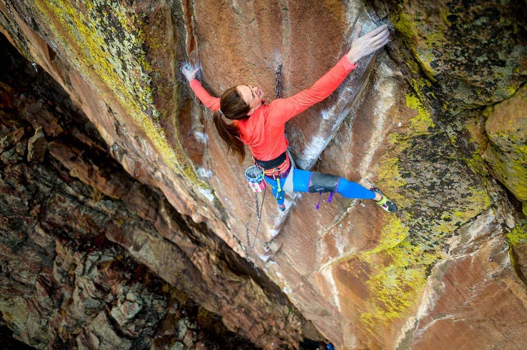 ペイジー・クラッセンのインスタグラム：「Vogue | 5.14b | Industrial Wall, Colorado | A route I'd dreamt of for years, but was honestly too intimidated to try. The hike is long. The season is short. The compression crux doesn't suit my strengths. It's hard to find partners.  Finally, this past winter, I set aside the excuses and put 8 days of effort into Vogue. It turned out the hike was pretty fun and helped me build fitness. The season was plenty long enough, and the weather was bomber the entire month of December. The upper refrigerator block did suit my strengths after all. @seth_lytton was a super motivating partner, and we spent many fun and exhausting days up there sorting through the beta.  And my 6 foot dangle arms were more than long enough to span the crux, pictured here in one of my favorite shots Arjan has ever taken.  Feeling intimidated was legitimate, but my excuses were not. I'm planning to keep this in mind for future projects that feel 'over my head'. Photo 📸 by @arjandekock, shot for @eddiebauer in January 2020, a few days after I sent. #LiveYourAdventure」