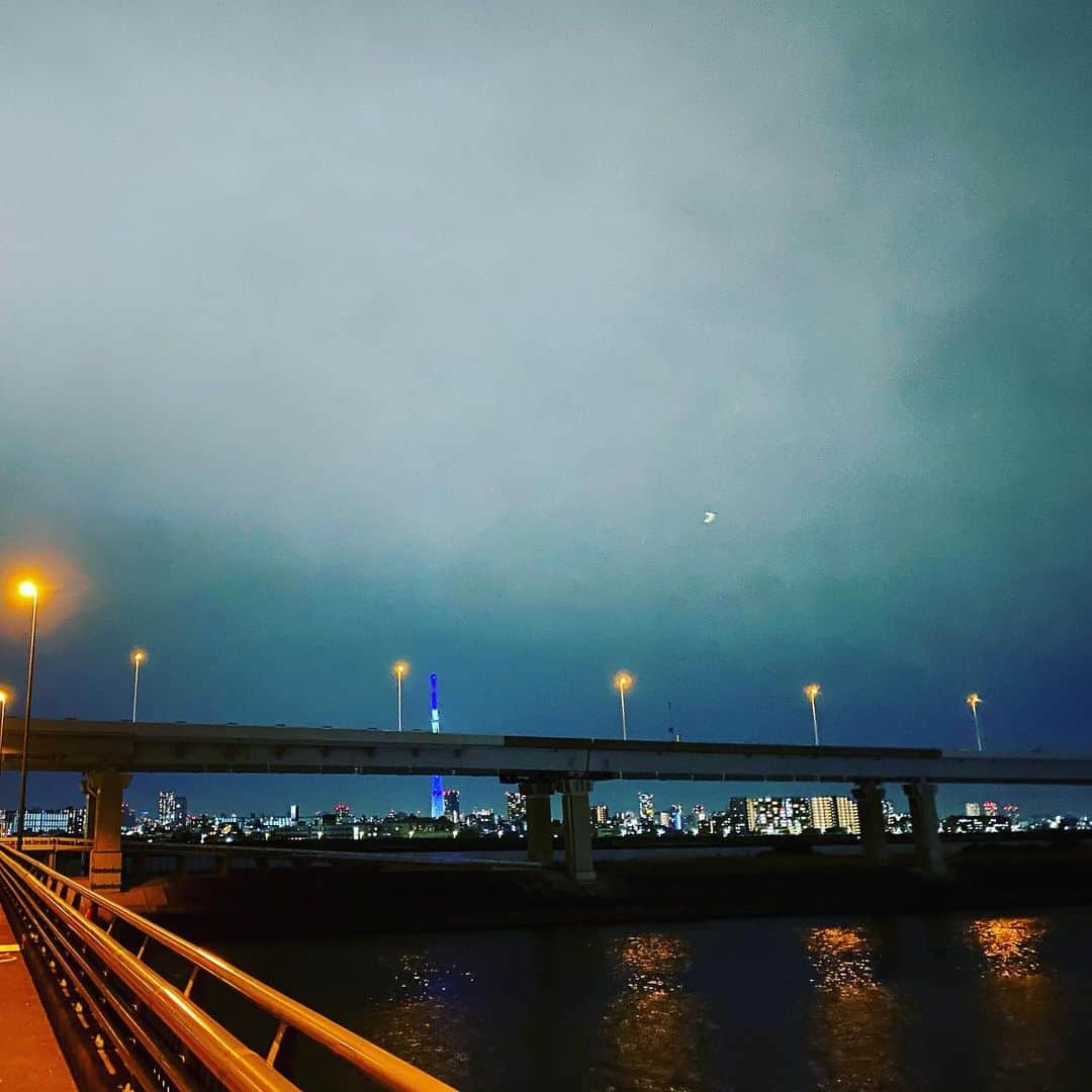古市憲寿さんのインスタグラム写真 - (古市憲寿Instagram)「散歩しすぎて帰れない。　#夜の散歩」5月15日 23時52分 - poe1985