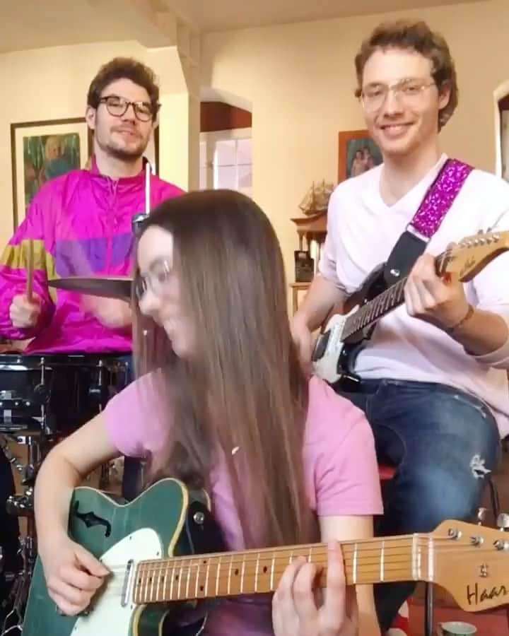 荒井 結生 Yuki Araiのインスタグラム：「Funky Times 3.0﻿ @funkytimes_official ﻿ ﻿ 今日はインスタで見つけたトリオの紹介です。﻿ 🎸 @julia.lange.guitar ﻿ 🎸 @julius_imhood ﻿ 🥁 @leoimhaeuser ﻿ ﻿ 3人ともなんとまあ、かわいらしい格好をしておりますが、サウンドは折り紙付きの激チルミュージックです。﻿ こういうちょっと不穏な？怪しい？曲展開は僕自身大好物です！﻿ 個人的にはJulius(右の🎸)のラメラメどピンクストラップが好き。﻿ ﻿ そしてつい先日、シンセとベースをゲストに迎えて遂にシングルをリリース。﻿ ﻿ 「Sweet Disco Times 」Funky times﻿ ﻿ SpotifyやApple Musicなど各種音楽ストリーミングサービスで配信されていますので、ぜひ聴いてみてください！」