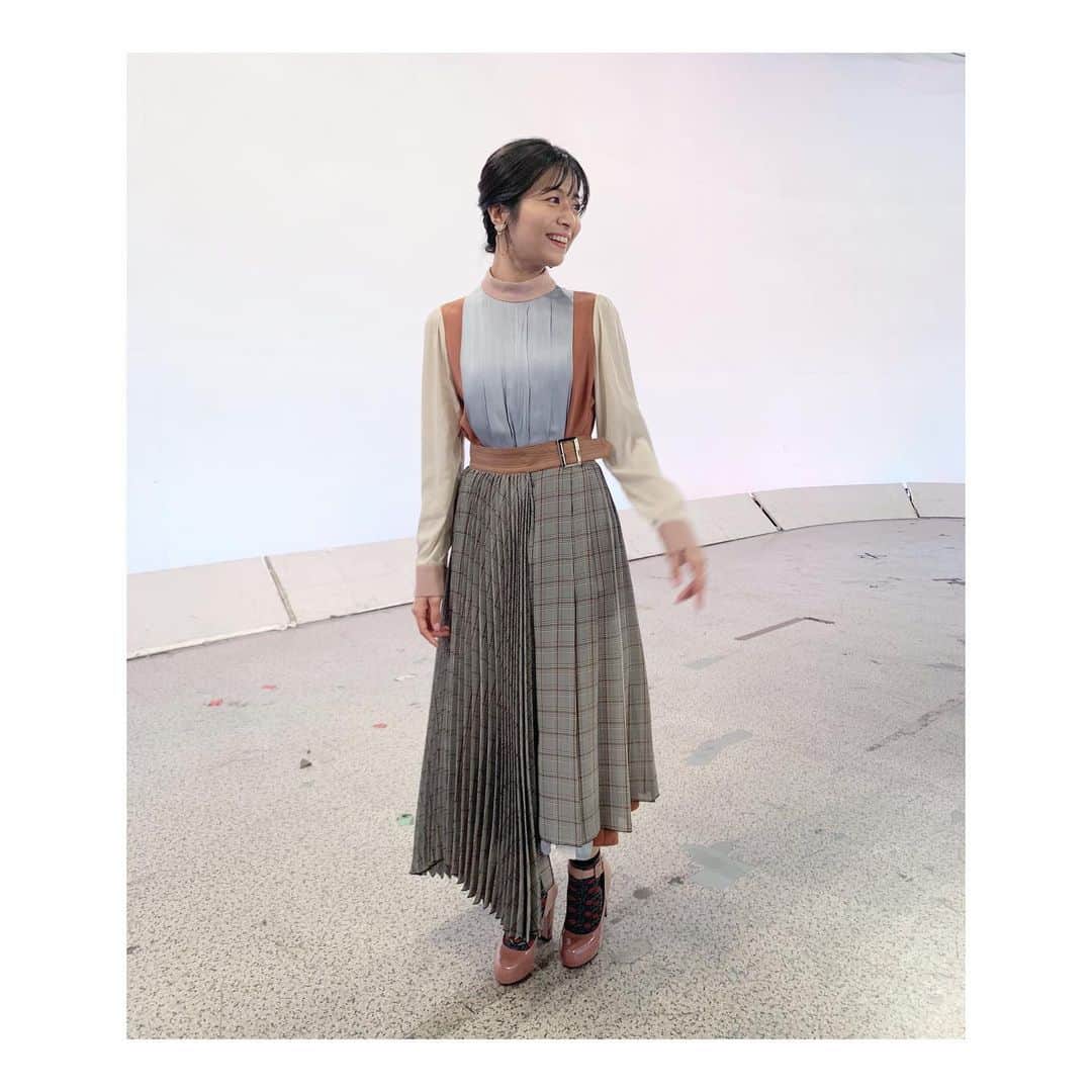 三倉茉奈さんのインスタグラム写真 - (三倉茉奈Instagram)「金曜日のソロたちへ 衣装☺︎ ﻿ 番組では上半身しか映らなかったですが、せっかくなので全身を。ワンピースの上にチェックのスカートを重ねてます。 ﻿ ワンピース: ADELLY ﻿ @adelly.tokyo﻿ ﻿ #金曜日のソロたちへ﻿ #金ソロ﻿ #衣装﻿」5月16日 0時00分 - mana_mikura_official