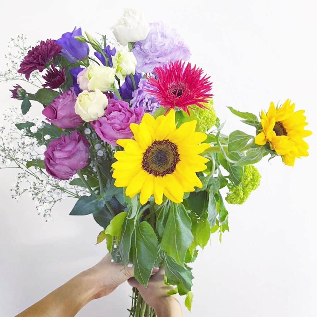 dorlisのインスタグラム：「フラワーレッスン💐　#flower #flowers #Lesson #フラワーアレンジメント #フラワーレッスン #来本曜世 #日比谷花壇 #楽しかった #インスタライブ」
