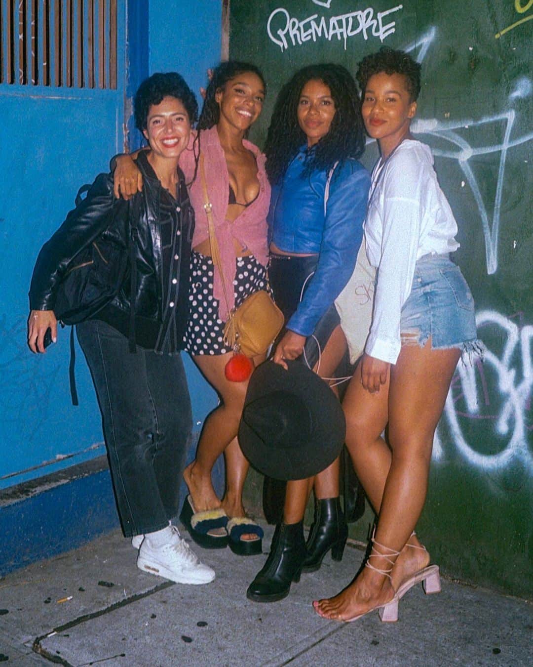 リアン・ラ・ハヴァスのインスタグラム：「The best picture I’ve ever been in.  Me photobombing three Queens」