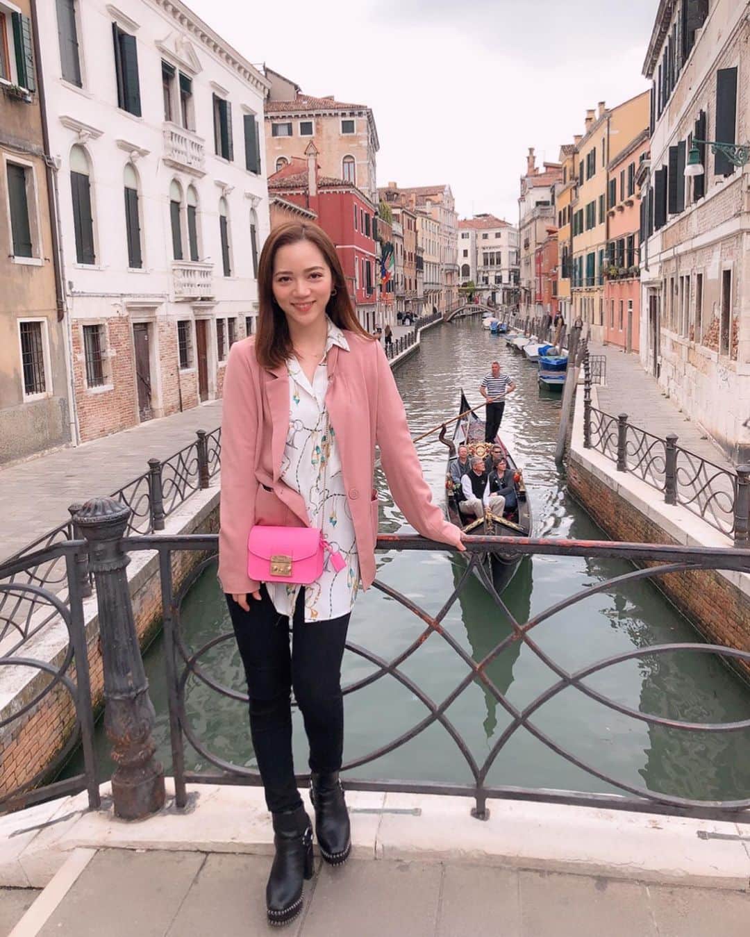 のインスタグラム：「🇮🇹 . 𝙈𝙚𝙢𝙤𝙧𝙞𝙚𝙨 𝙤𝙛  𝙑𝙚𝙣𝙞𝙘𝙚. 🌹 カメラ慣れしてた鳥。翌日からのクルーズに向けてメンバー 全員が集結した夜に隣のテーブルで食事してたチワワ。 思い出がいっぱい。♥️ ( ･ᴗ･̥̥̥ ) . . . #旅するヴァイオリニストinITALY #旅するヴァイオリニストinSunPrincess #JTBSUNPRINCESSWORLDCRUISE2019 #SunPrincess #WorldCruise #Cruise #Venice#Venezia#ITALY#ITALIA#Travel#Traveler#Violinist#Artist#music#love#happy#相知明日香#旅するヴァイオリニスト#旅#旅行#ヴァイオリン#音楽#イタリア#ベニス#ヴェネツィア#クルーズ#世界一周#世界一周クルーズ#🇮🇹」
