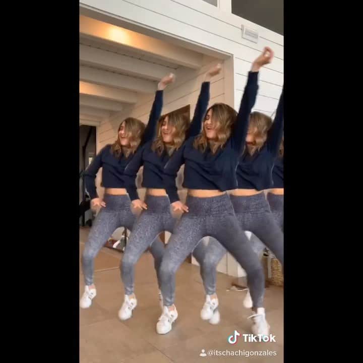 チャチー・ゴンザレスのインスタグラム：「Got ABDC vibes from this 😂 I was serving facials in the beginning 😂 I’m officially having too much fun with #TikTok 💃🏻」