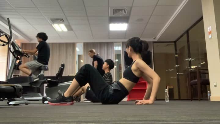 吳子霏（Ellen Wu）のインスタグラム：「在外地拍戲的樂趣之一：大家一起運動 兼職小老師」