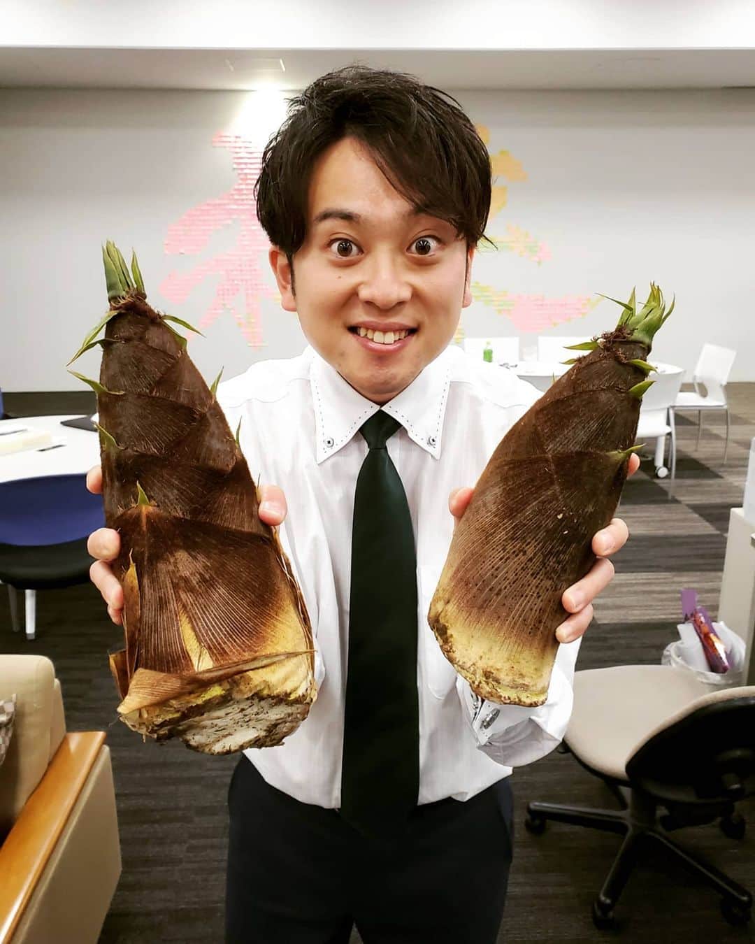 飯田嘉太さんのインスタグラム写真 - (飯田嘉太Instagram)「今日は金沢中央味食街を取材させて頂き 中継にもご協力頂きました🎤 ･ ･ 再開に向けた話し合いをするとの情報をキャッチ👌 ･ ･ こじんまりとしたお店でどう感染対策をしながら 営業をやっていくのかあれこれ決めていきました‼ ･ ･ そして、タケノコあげるね〜と😂 立派なタケノコありがとうございます😆 ↓ ↓ その後、場所を変えイルミネーションの取材に☺ 灯りがなんとハートの形になっているんです♡ 県民の方へのエールだそうです🎌 ･ ･ 来週月曜日からは青くライトアップされます👏 久しぶりにMRO(北陸放送)の谷川パイセンに会えました😄 ･ ･ 最前線で闘っている医療従事者の方を始め 誰かのために頑張っている皆さん 今日も①日ありがとうございました＆ご苦労さまでした‼  #石川テレビ #石川さん #livenewsit #中継 #金沢市 #片町 #金沢中央味食街 #タケノコ #ありがとうございます #筍何作ろう #ホテル日航金沢 #イルミネーション #ハート #♥ #ありがとうございました #アナウンサー #announcer #飯田嘉太」5月16日 0時13分 - kabuto_iida