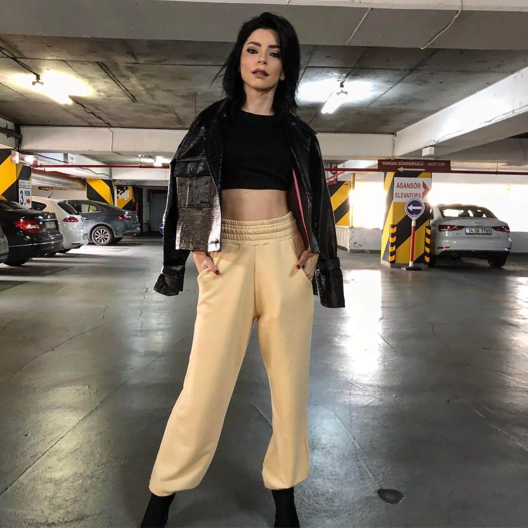 Merve Boluğurのインスタグラム：「Better days are coming. You have been through a lot. Now it’s time for you to shine.」