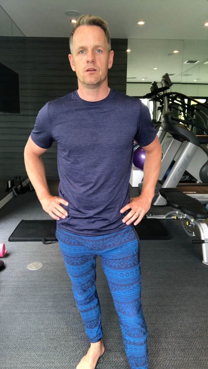 ルーク・ドナルドのインスタグラム：「Here are a few of the back exercises that I do daily to really help unload my spine and switch on my core. Breathing correctly is essential throughout as working the diaphragm is a great way to stabilizing your trunk.  1) Supported breathing 5-10mins 2) Unsupported breathing 5-10 breaths holding for 5 seconds 3) Roll ups - 5x each leg 5 second hold 4) Side bridges - 3 each side, 10 second holds 5) Quadruped Shin pushes - 5x 5 second holds.  The guys at @_cihp_ have helped me with my rehab and these coupled with some good strengthening exercises from my trainer @ben.shear have really helped my back.  Clothes - @greysonclothiers  #LDTips #backhealth #staysafe #stayhealthy」