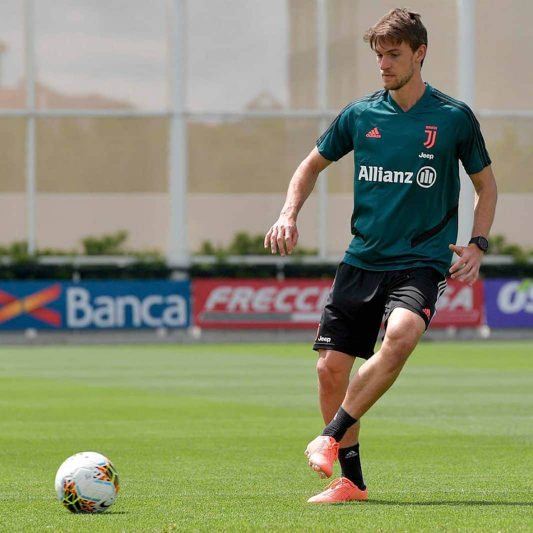 ユヴェントスFCさんのインスタグラム写真 - (ユヴェントスFCInstagram)「Focus 🔛  Individual training sessions continue for the Bianconeri at #JTC! ⚽💪 #ForzaJuve」5月16日 0時31分 - juventus