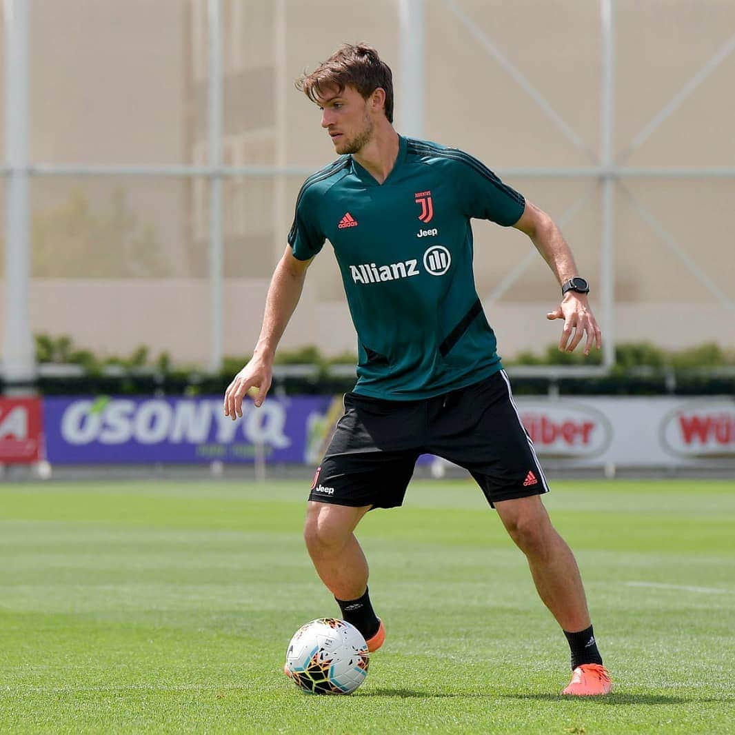 ユヴェントスFCさんのインスタグラム写真 - (ユヴェントスFCInstagram)「Focus 🔛  Individual training sessions continue for the Bianconeri at #JTC! ⚽💪 #ForzaJuve」5月16日 0時31分 - juventus