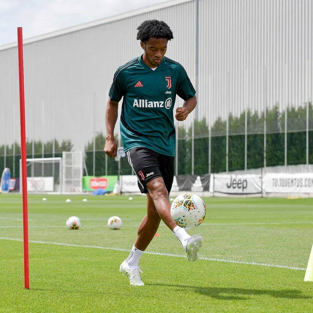 ユヴェントスFCさんのインスタグラム写真 - (ユヴェントスFCInstagram)「Focus 🔛  Individual training sessions continue for the Bianconeri at #JTC! ⚽💪 #ForzaJuve」5月16日 0時31分 - juventus