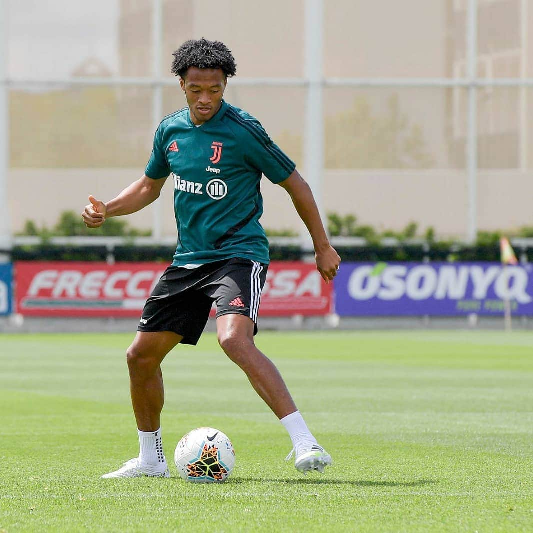 ユヴェントスFCさんのインスタグラム写真 - (ユヴェントスFCInstagram)「Focus 🔛  Individual training sessions continue for the Bianconeri at #JTC! ⚽💪 #ForzaJuve」5月16日 0時31分 - juventus