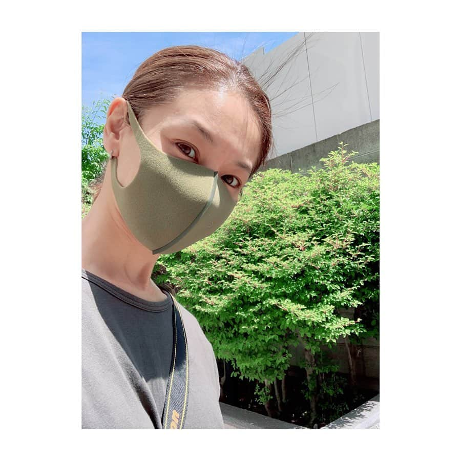 稲沢朋子さんのインスタグラム写真 - (稲沢朋子Instagram)「朝散歩☀️ 光合成大事☺️太陽が好きな私にはこの時間は最高⤴️👍☺️ おうちご飯の買い物へはエコバッグを持って出ます！ いつもカバンにINしてる👌 沢山買う時は〜🚙に積んである保冷のバッグ！ 次に載せますね👍とても便利☺️ テイクアウトもココに入れて👌今度からタッパーやお弁当箱を持参しようかな〜💡 使い捨てテイクアウトBOXはエコでないよね。。 #出来ることから　#環境　#自粛生活　#おうち時間　#カメラ女子　#カメラ勉強中　#ポチッとでレンズ買いました　☺️ #すっぴんマスク眉毛描けば良かった…」5月16日 0時38分 - ina_tomo