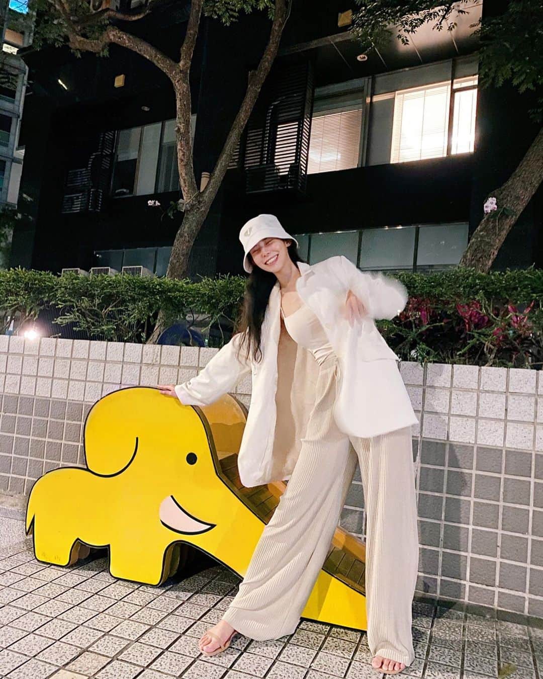 張香香のインスタグラム：「咦？動森裡的溜滑梯怎麼在這！！！ 沉迷於動森的男友：我要拍給我的森友們看！(興奮) 群組裡的森友們回應：我要去摸！ （以上對話有人聽得懂嗎？🤣） 前3篇發的那篇就一直有人問的小可愛背心(想看細節可以往前翻一下😳) 還有很舒服的長腿褲&西裝外套 都是 @lulustaiwan 的喲～」