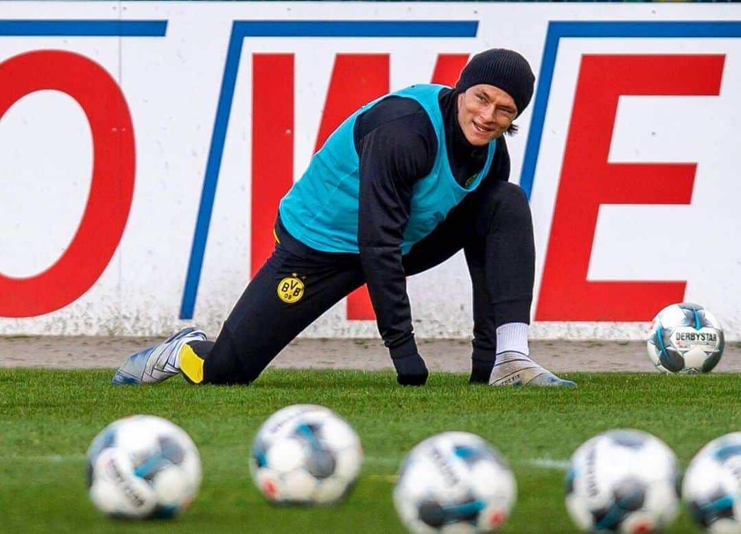 ニコ・シュルツのインスタグラム：「Sad to miss out on the derby tomorrow, but we are ready! 🐝#revierderby」