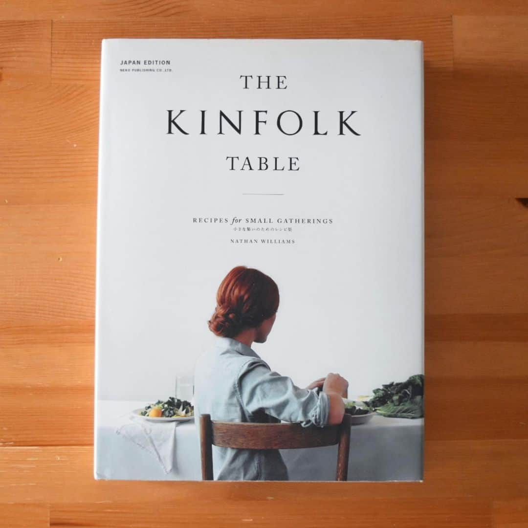 山崎佳のインスタグラム：「7日間ブックカバーチャレンジ。 7冊目は『THE KINFOLK TABLE』。 「KINFOLK」のレシピ本です。 レシピ本とはいえ、レシピを提供した人たちの自然な写真や話と一緒にレシピも紹介しているって感じで、飾り気のない普段の日常としての食の良さをあらためて感じる本。 さすがKINFOLKで、写真もデザインも最高にきれい。裏面もすごく良い。 もう完全に感覚的なことだけど、あたたかい静けさをまとった本というか。  私と夫、誕生日プレゼントでリクエストするってことがなく(たまにお互い聞いてはみるけど「欲しいのは自分で買うし特に無い」で終わる)、あげたいものが思いついたらあげるって程度なのですが、そういえば今までで唯一私からリクエストしたことあるのが、「プリンターを半分ずつお金出して買いたい」っていうのと、この本でした。  #7日間ブックカバーチャレンジ #bookcoverchallenge」
