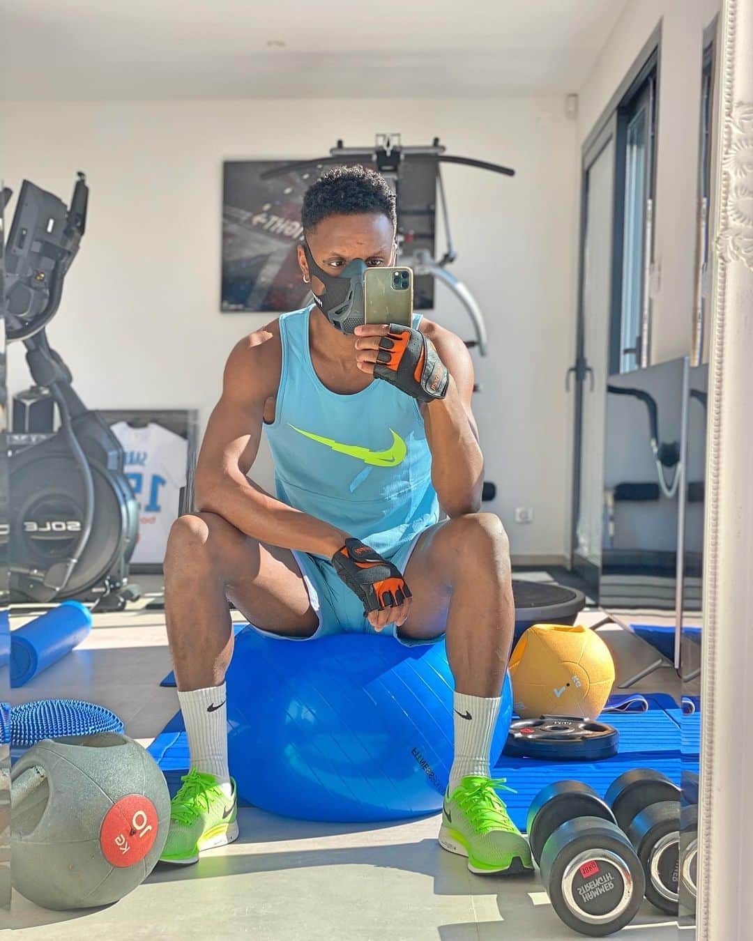 ブナ・サールのインスタグラム：「En attendant... 🙇🏽‍♂️👊🏾💪🏾 #TuVoisLesRetombés」