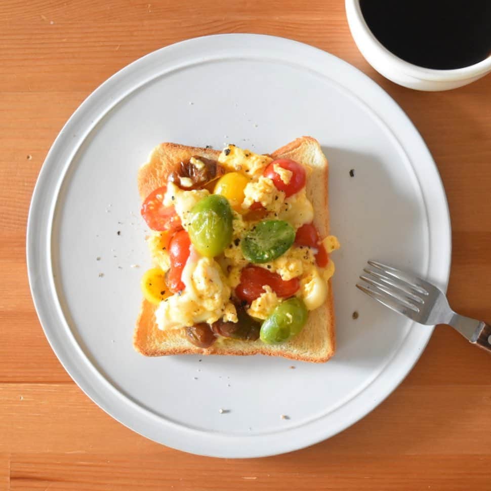 山崎佳のインスタグラム：「Today’s breakfast. ミニトマトとチーズのスクランブルエッグのせ。」