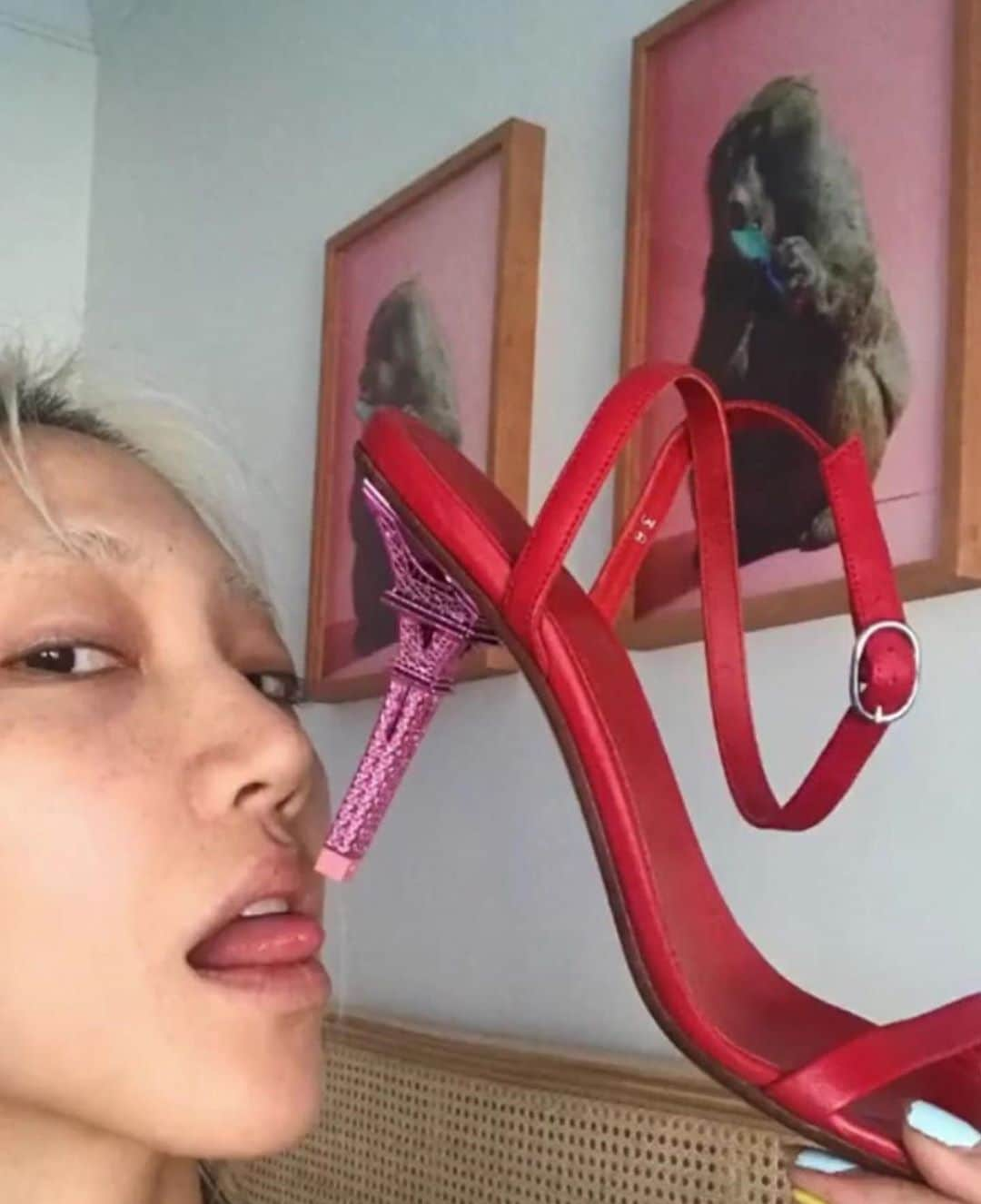 ヴェトモンさんのインスタグラム写真 - (ヴェトモンInstagram)「TAG A FRIEND FROM PARIS IN THE COMMENTS - EIFFEL TOWER SANDALS www.luisaviaroma.com @luisaviaroma PIC: @fashion_activityofficial」5月16日 0時45分 - vetements_official